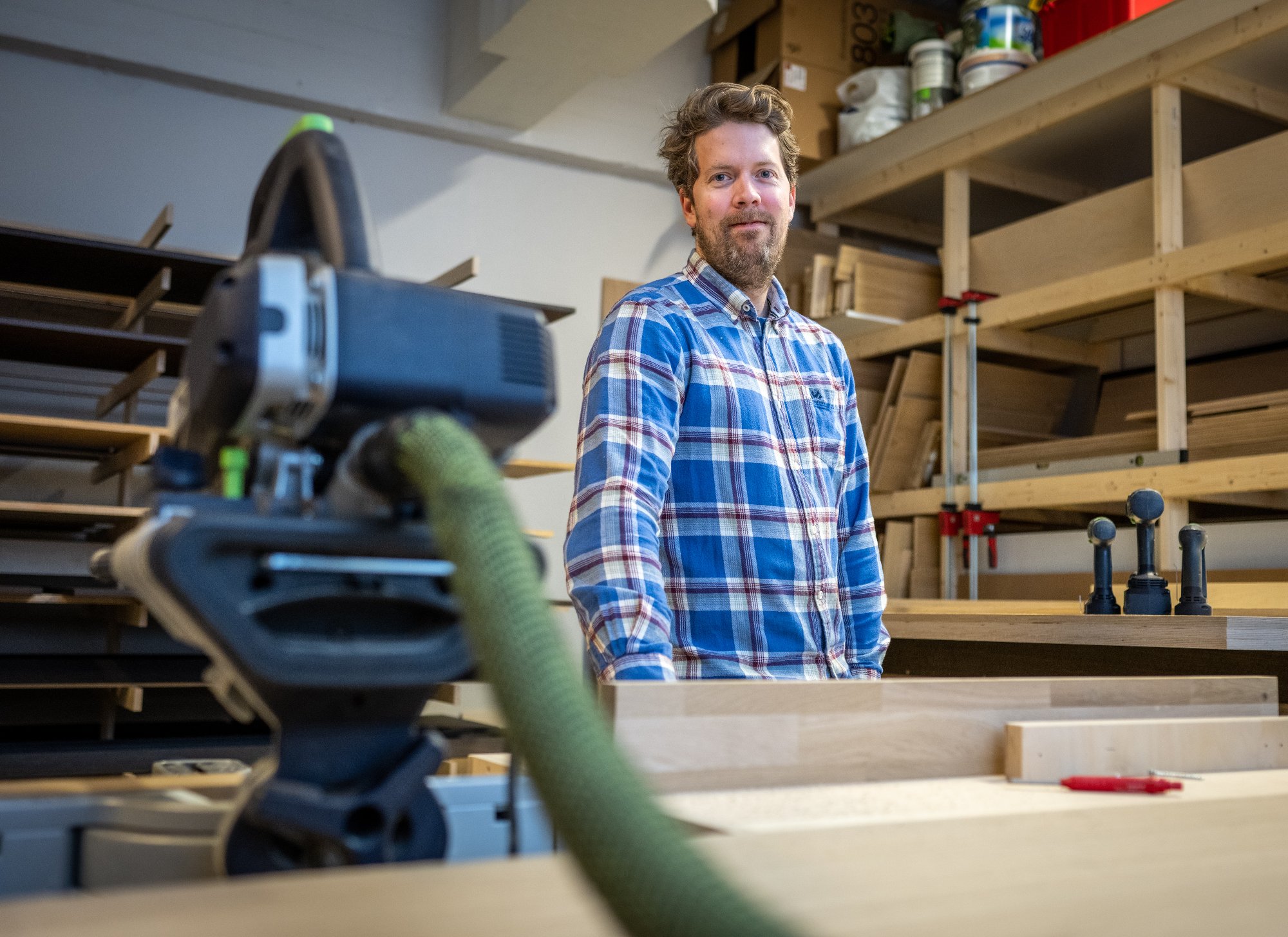 VERKTØY: Møbelsnekker Jeppe Knudsen trenger ikke store maskiner for å produsere kjøkken og garderober. Han trenger bare en kapp og gjæresag og andre mindre verktøy til produksjonen. Foto: Rune Folkedal